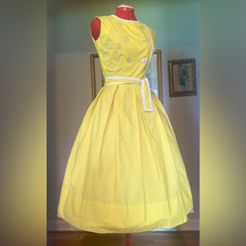 VTG 1950s Yellow Fit & Flare Day Dress / Full Skirt & Wrap Top - Picture 1 of 16